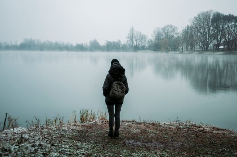 perbedaan antara overthinking dan refleksi diri