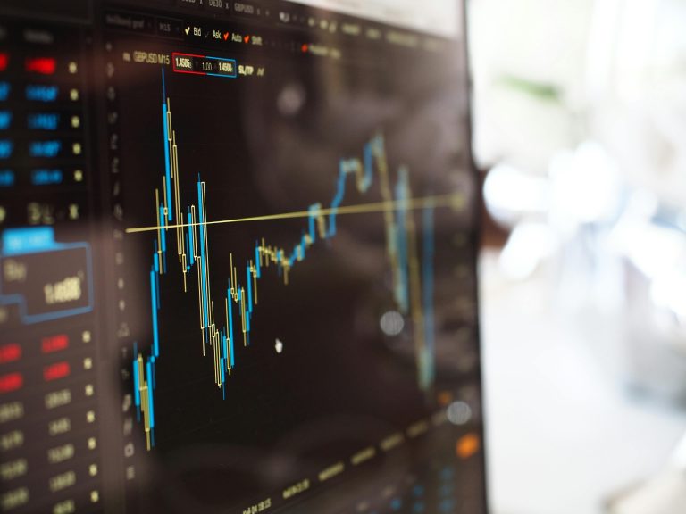Grafik yang menunjukkan volatilitas harga crypto akibat supply demand dan sentimen pasar.