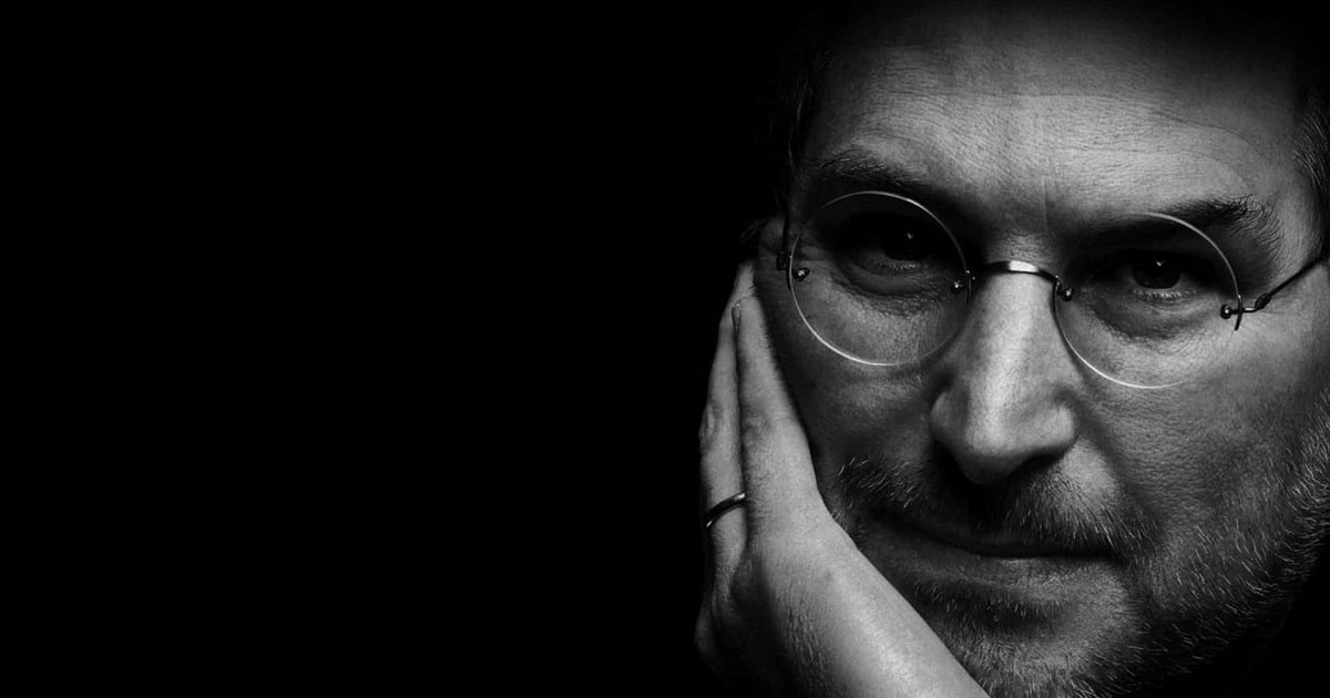 “Steve Jobs saat mempresentasikan produk Apple, mencerminkan gaya kepemimpinan visioner”