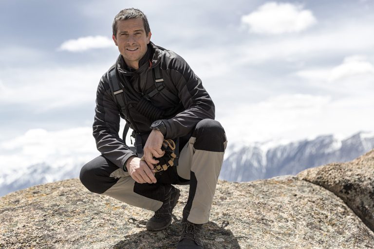 Bear Grylls memberikan pelajaran tentang bertahan hidup di alam liar.