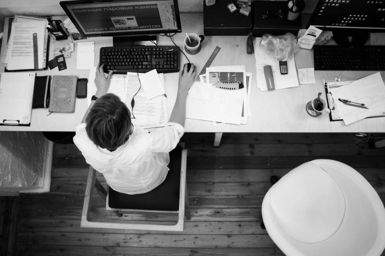 Ilustrasi perbedaan Deep Work dan Shallow Work untuk meningkatkan produktivitas