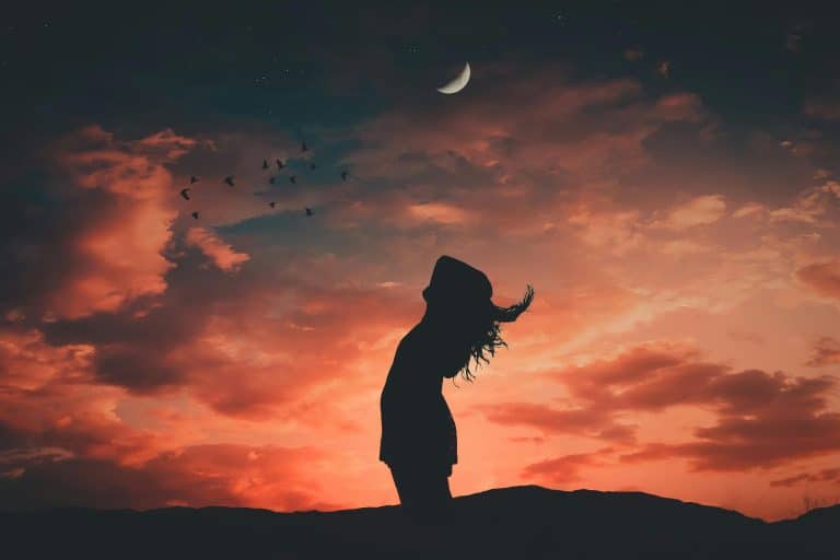 cara mengelola emosi dengan sehat dengan mengenali dan mengekspresikan perasaan secara aman