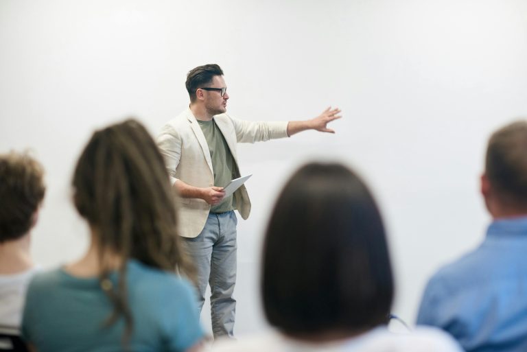 Tips public speaking untuk pemula dengan latihan suara dan bahasa tubuh