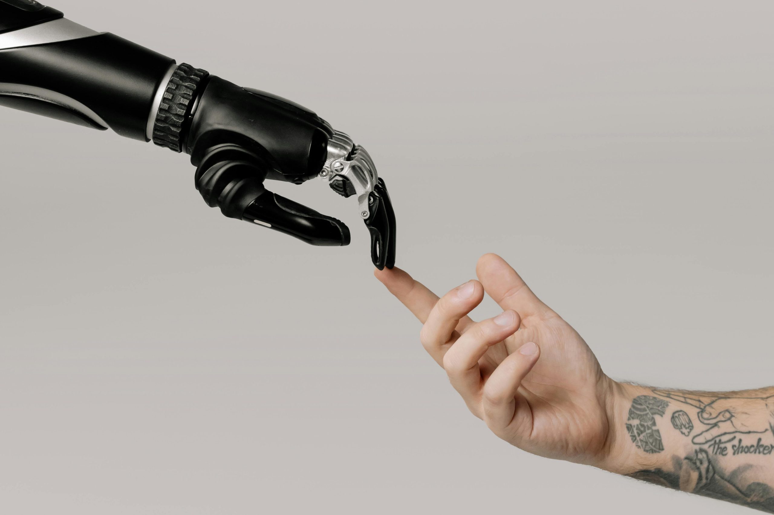 "Interaksi manusia dan robot sosial dalam kehidupan sehari-hari dengan fokus pada pengalaman pengguna (UX)"